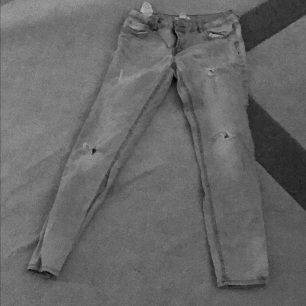 Forever 21 denim cropped destroyed jeans.